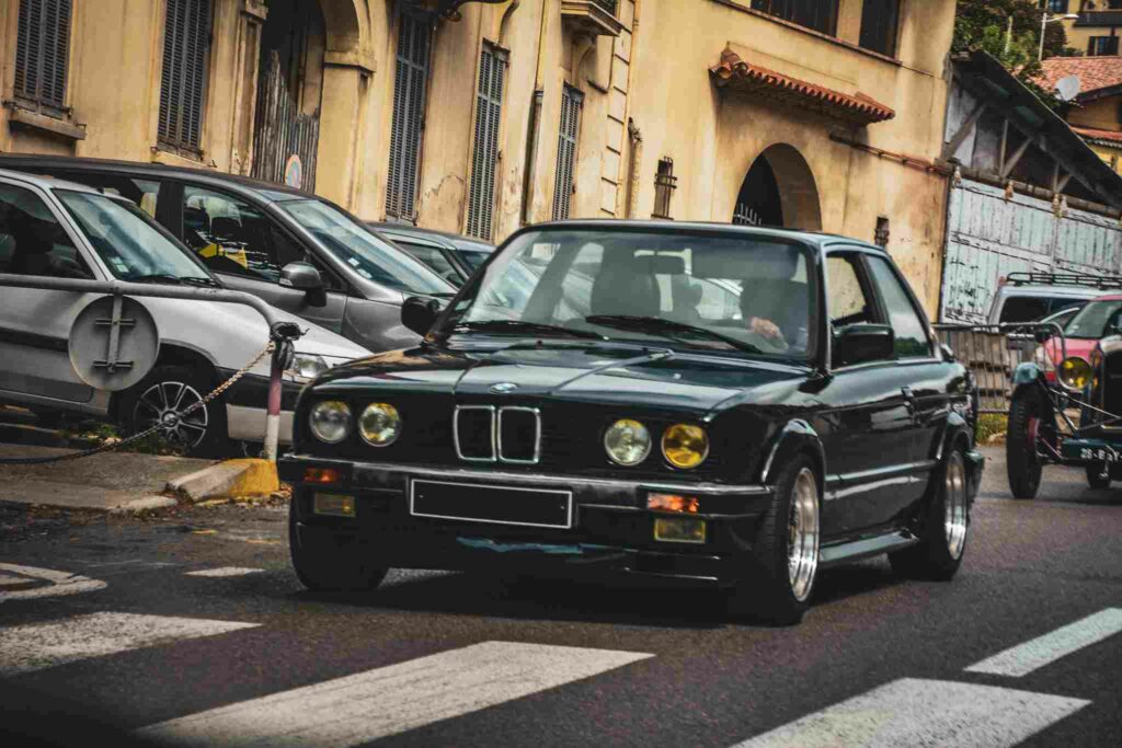 Rassemblement Oldtimer de la Côte d'Azur — voitures anciennes réunies sur le port (photo 1)