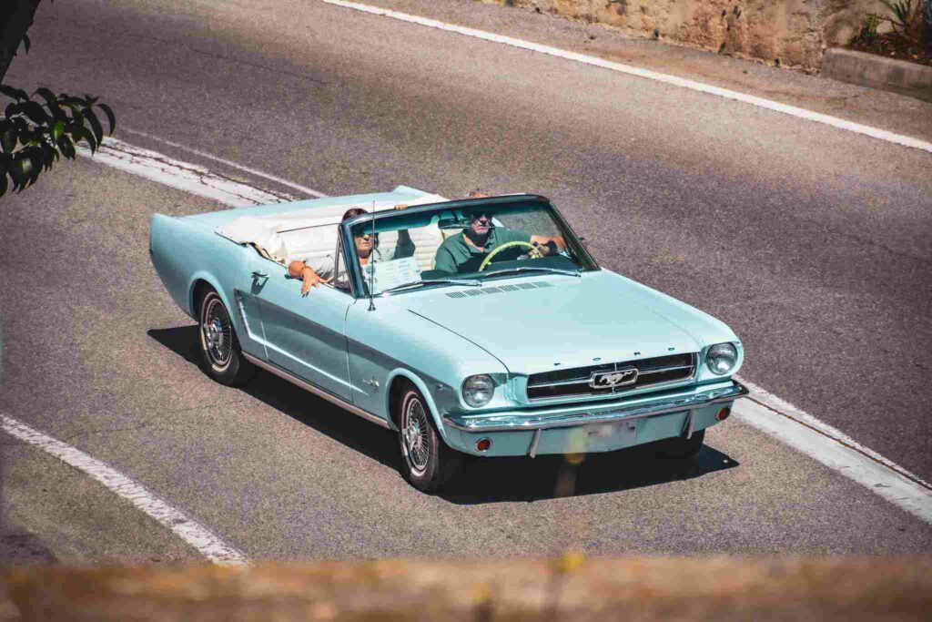 Rassemblement Oldtimer de la Côte d'Azur — voitures anciennes réunies sur le port (photo 6)