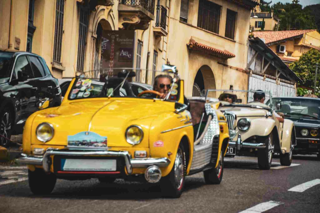 Rassemblement Oldtimer de la Côte d'Azur — voitures anciennes réunies sur le port (photo 7)