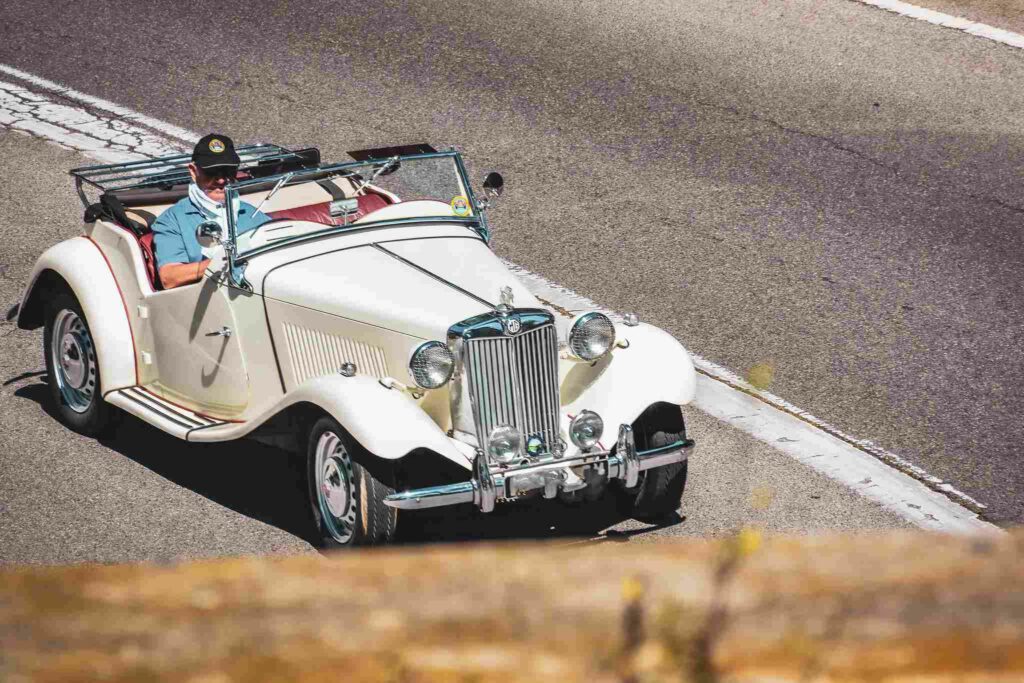 Rassemblement Oldtimer de la Côte d'Azur — voitures anciennes réunies sur le port (photo 8)
