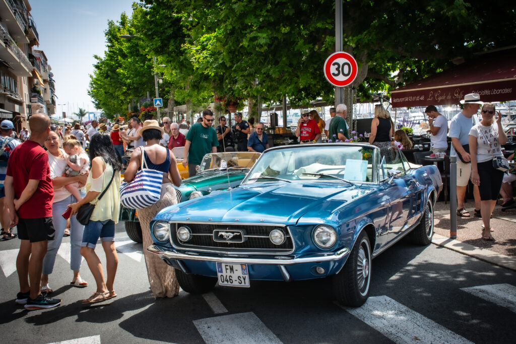 Rassemblement de voitures et motos anciennes de Golfe-Juan — véhicules exposés sur le port (photo 6)