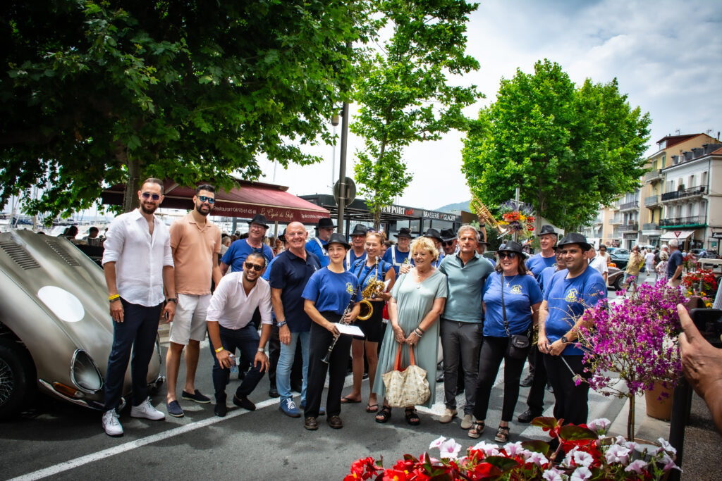 Rassemblement de voitures et motos anciennes de Golfe-Juan — véhicules exposés sur le port (photo 3)