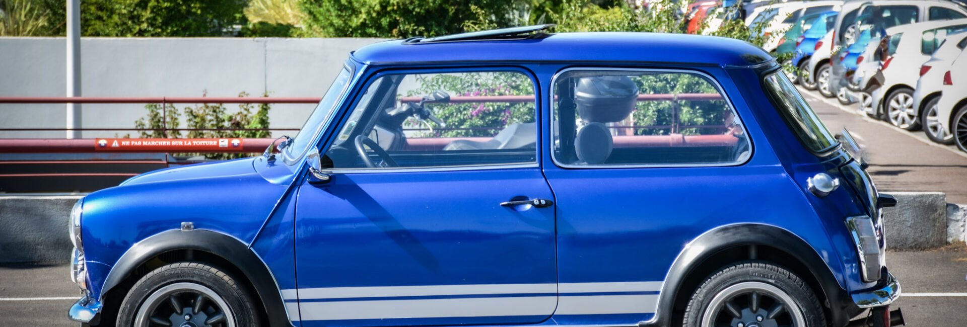 Voiture de collection jeune collectionneur