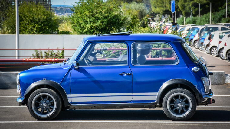 Voiture de collection jeune collectionneur