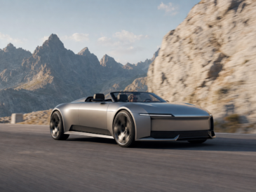 Roadster électrique argenté inspiré de l’Audi Concept C sur une route alpine