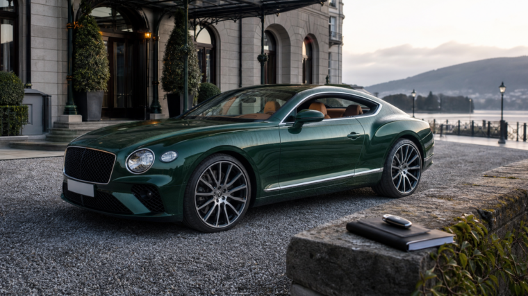 Grande GT britannique vert anglais devant un hôtel avec carnet d’entretien, évoquant une Bentley Continental GT W12 d’occasion