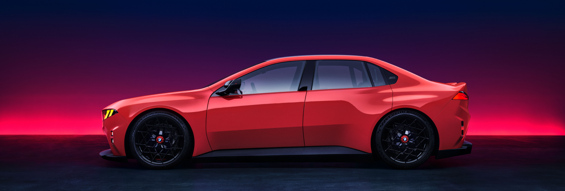 BMW M Concept Neue Klasse rouge Monza vu de profil en studio
