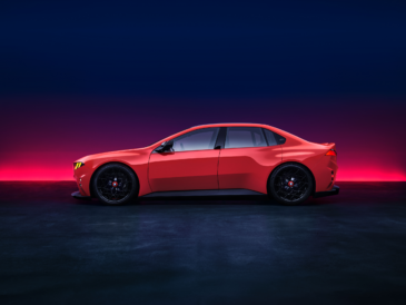 BMW M Concept Neue Klasse rouge Monza vu de profil en studio
