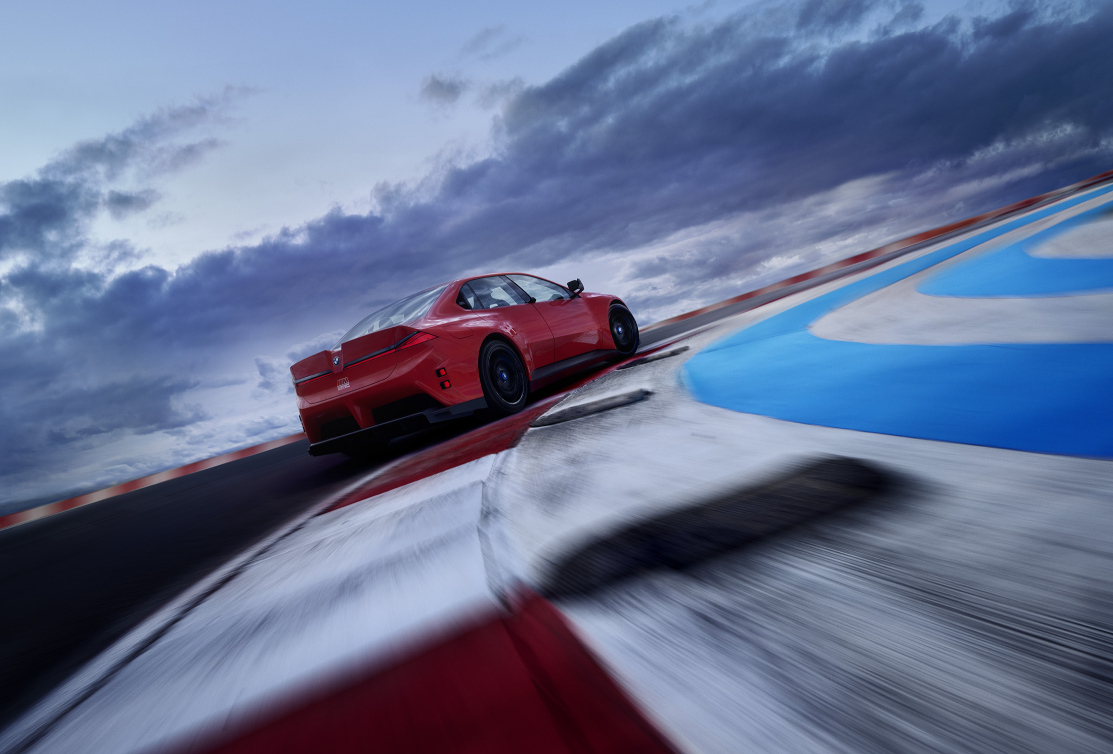 BMW M Concept Neue Klasse rouge en roulage sur circuit
