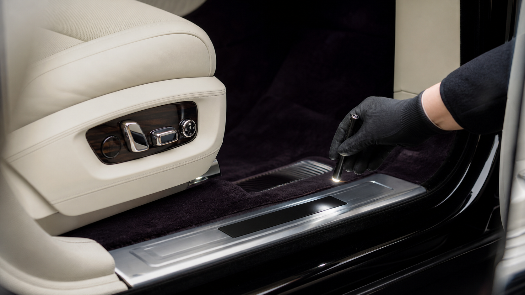Cuir et bois d’un Rolls-Royce Cullinan examinés avec une lampe