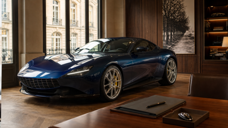 Grand tourisme italien bleu dans un showroom parisien avec dossier de vente