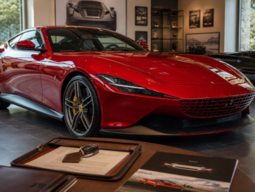Coupé grand tourisme V12 rouge dans un showroom premium avec documents de collection