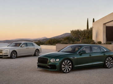 Bentley Flying Spur Speed verte et Rolls-Royce Ghost ivoire devant une villa moderniste au lever du soleil