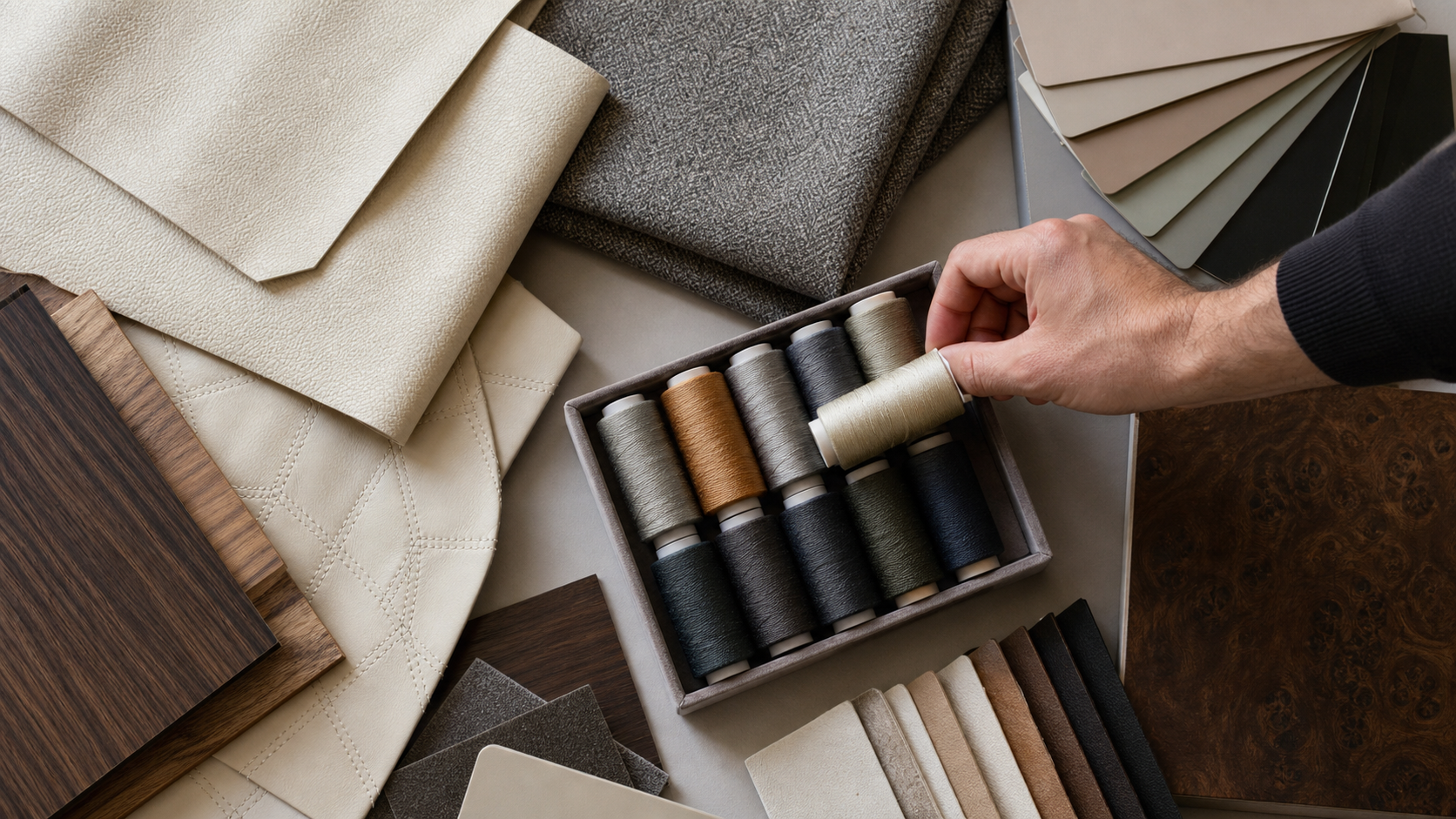 Échantillons de cuir, laine, bois et peinture pour configurer une berline de grand luxe