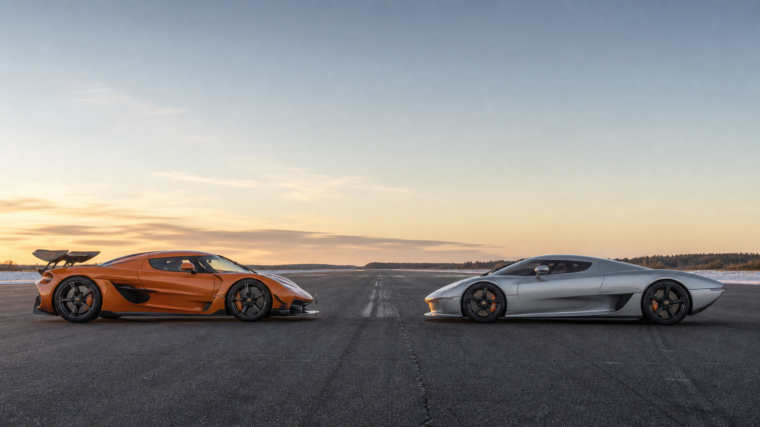 Koenigsegg Jesko Attack orange et Jesko Absolut argent sur une piste d’essai scandinave