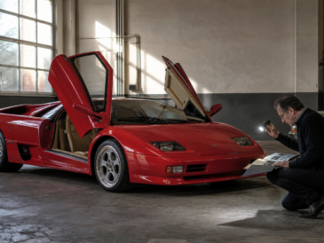 Lamborghini Diablo rouge inspectée dans un atelier avec son dossier de provenance