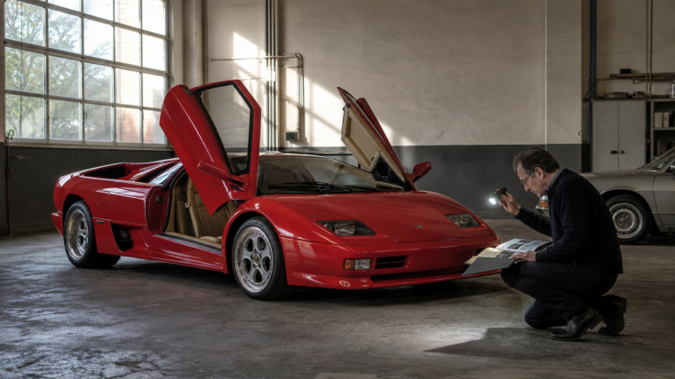 Lamborghini Diablo rouge inspectée dans un atelier avec son dossier de provenance