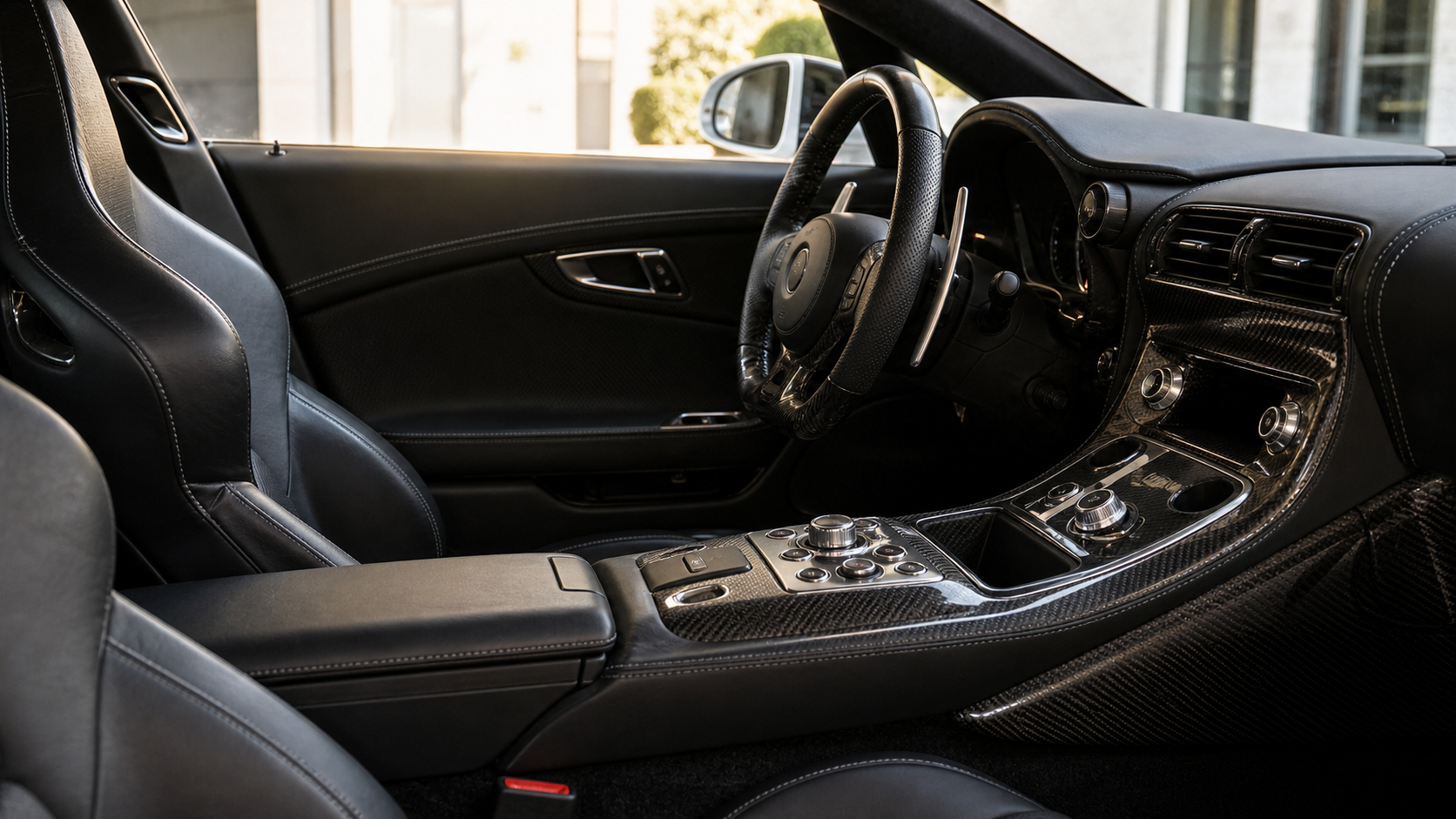 Sellerie, volant et commandes de l’habitacle d’une Lexus LFA