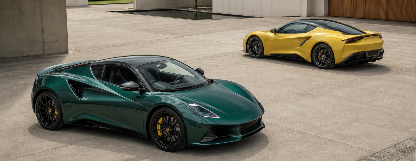 Deux Lotus Emira verte et jaune comparées dans une cour moderniste en Angleterre