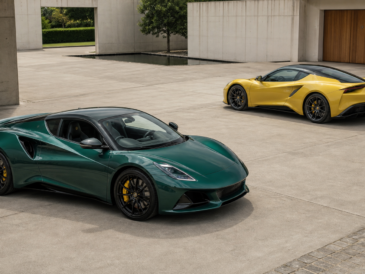 Deux Lotus Emira verte et jaune comparées dans une cour moderniste en Angleterre
