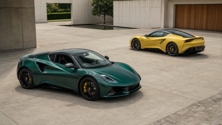 Deux Lotus Emira verte et jaune comparées dans une cour moderniste en Angleterre