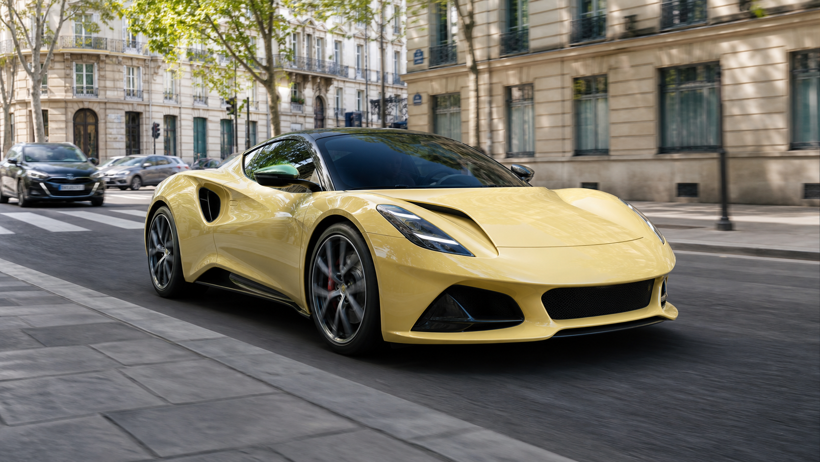 Lotus Emira Turbo SE jaune circulant dans une rue urbaine moderne