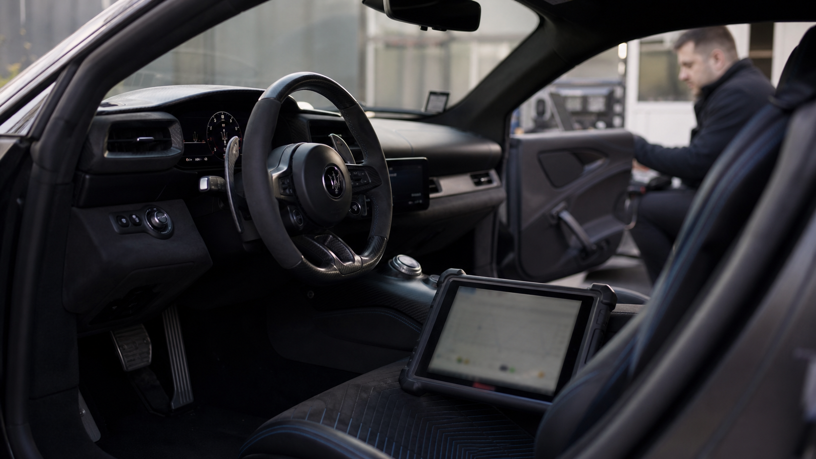 Habitacle de Maserati MC20 contrôlé avec une tablette de diagnostic