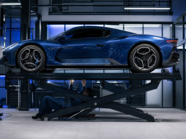 Maserati MC20 bleue inspectée sur un pont dans un centre automobile spécialisé