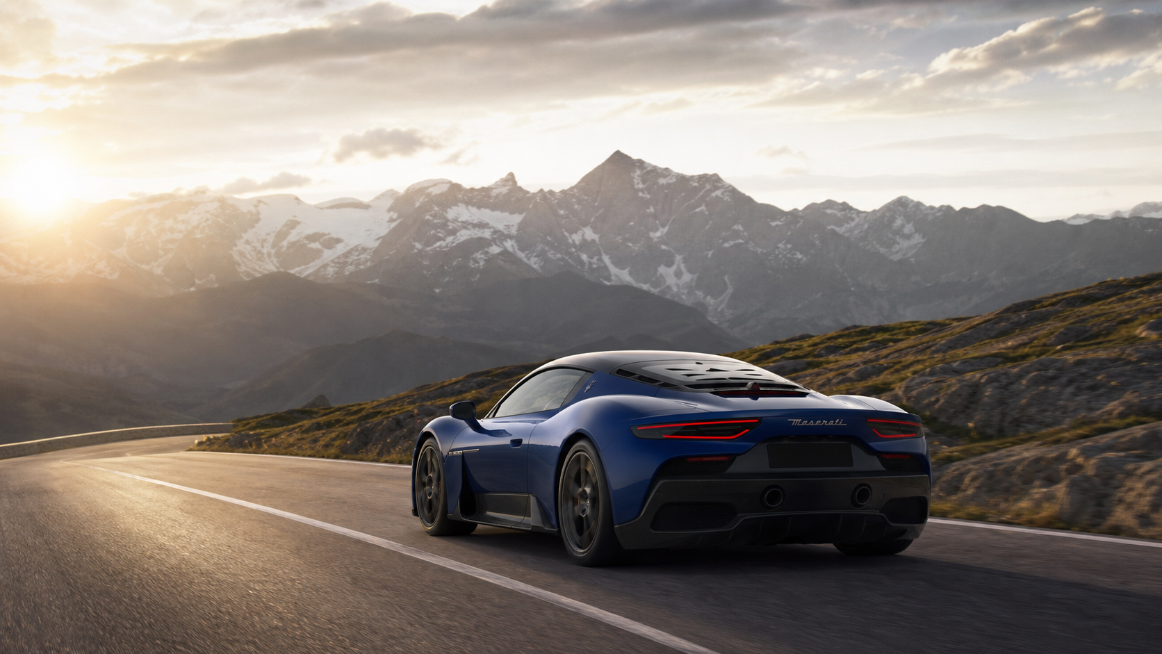 Maserati MC20 bleue roulant sur une route alpine au lever du jour