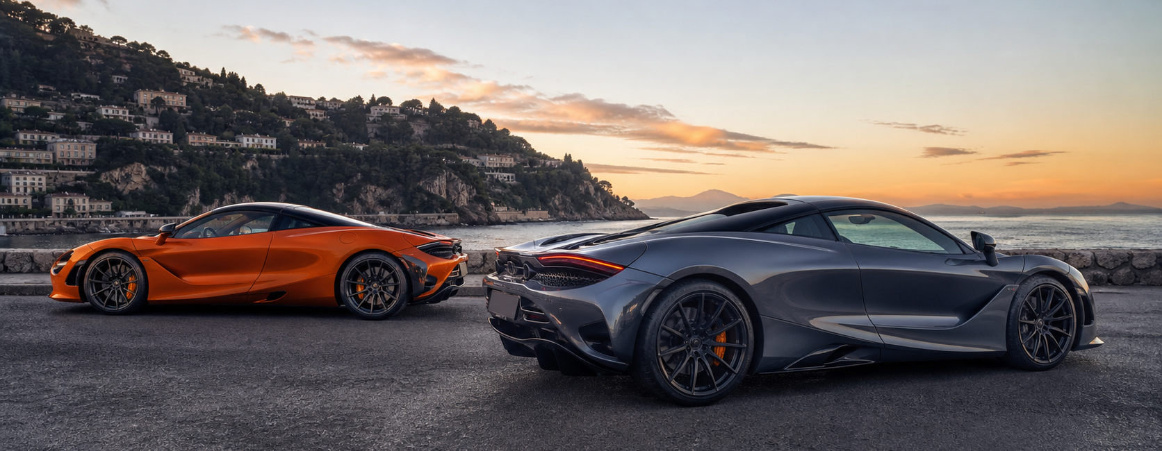 McLaren 720S orange et 750S gris graphite comparées sur une route côtière au lever du jour