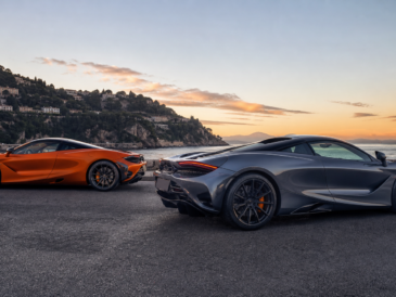 McLaren 720S orange et 750S gris graphite comparées sur une route côtière au lever du jour