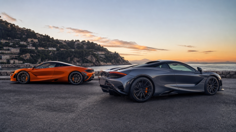 McLaren 720S orange et 750S gris graphite comparées sur une route côtière au lever du jour