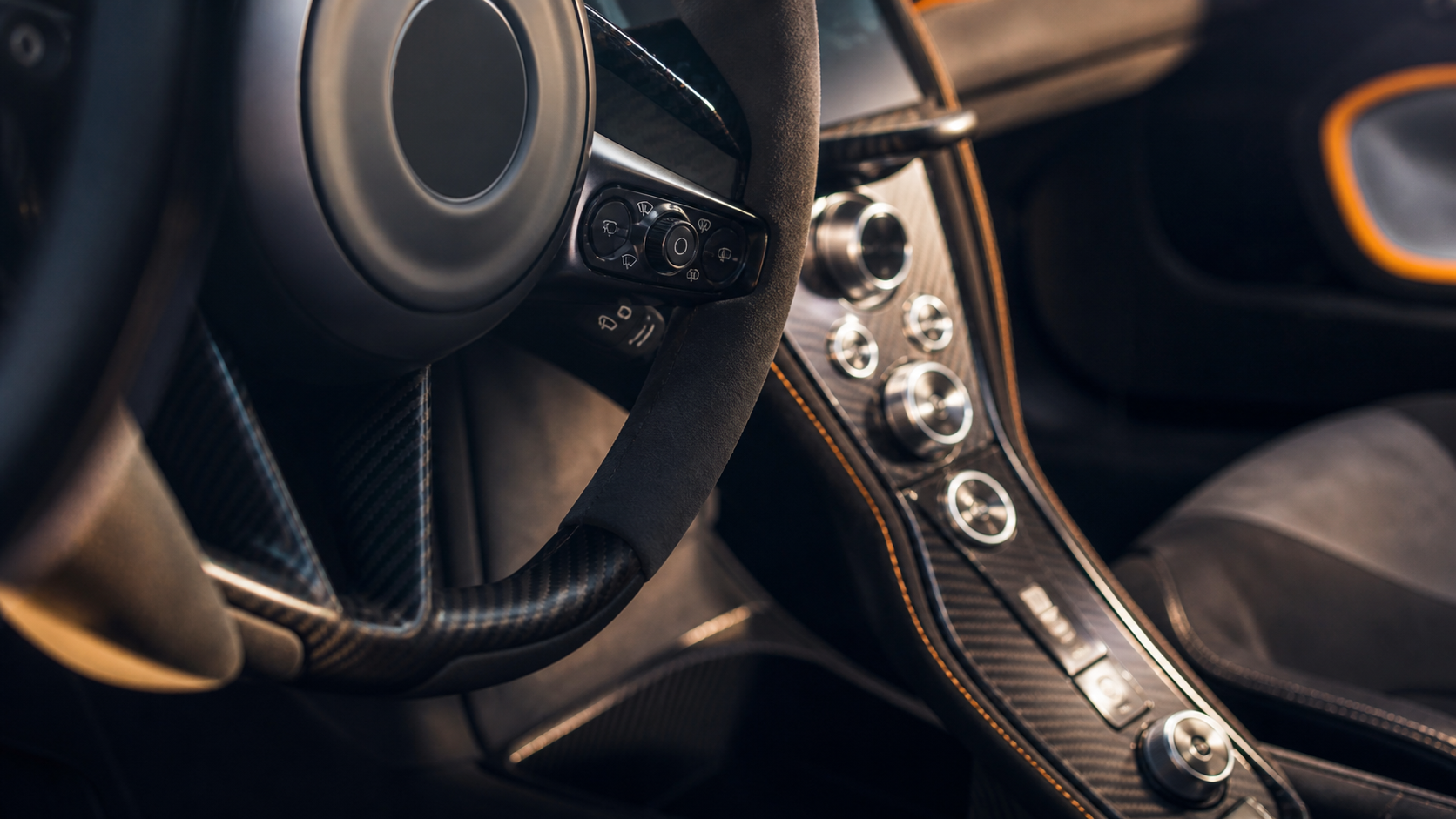 Commandes de conduite et matériaux dans l’habitacle d’une McLaren moderne