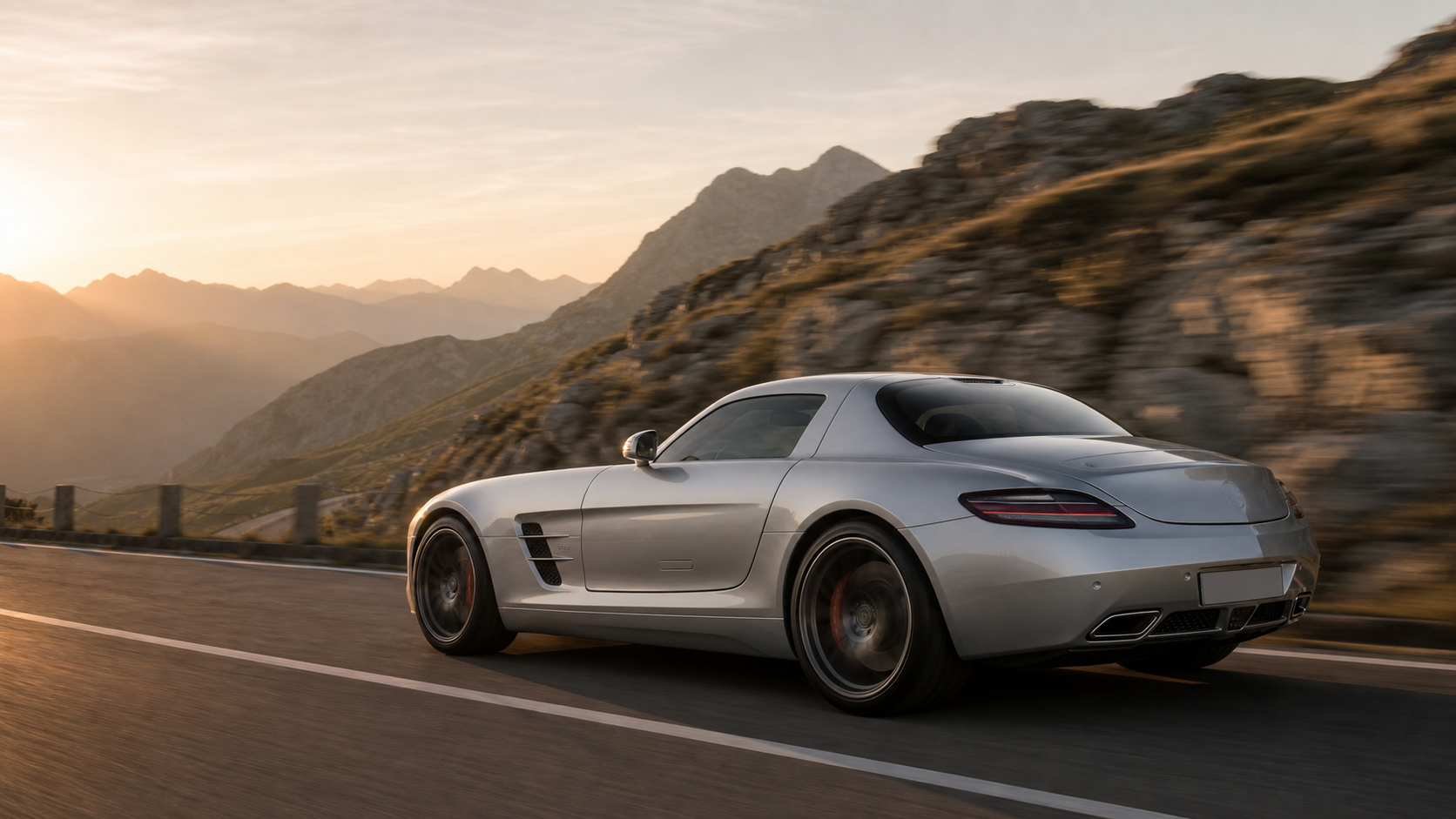 Mercedes SLS AMG argent roulant sur une route alpine à l’aube