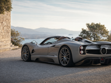 Hypercar roadster grise devant une villa méditerranéenne au lever du jour