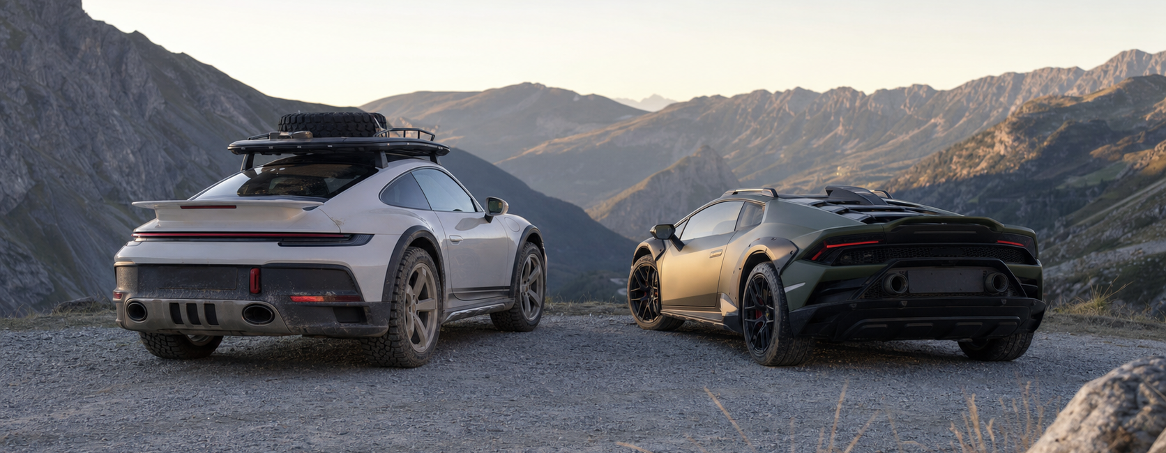 Deux supercars tout-chemin inspirées de la Porsche 911 Dakar et de la Lamborghini Huracán Sterrato sur une route de gravier