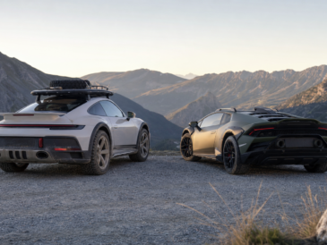 Deux supercars tout-chemin inspirées de la Porsche 911 Dakar et de la Lamborghini Huracán Sterrato sur une route de gravier