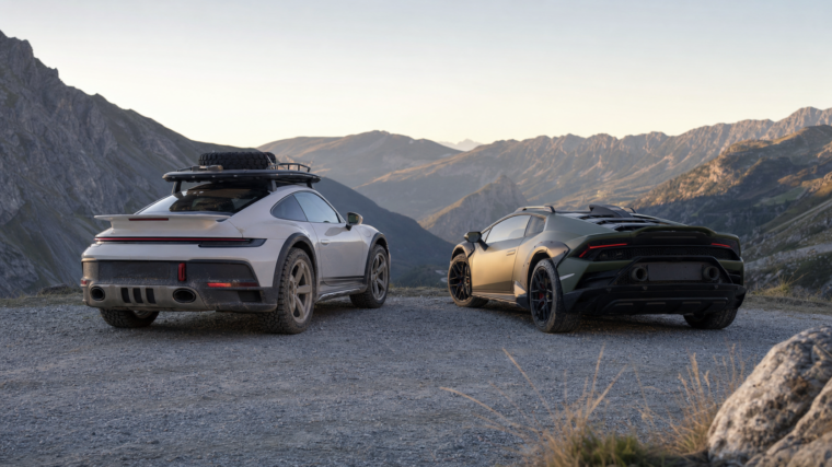 Deux supercars tout-chemin inspirées de la Porsche 911 Dakar et de la Lamborghini Huracán Sterrato sur une route de gravier
