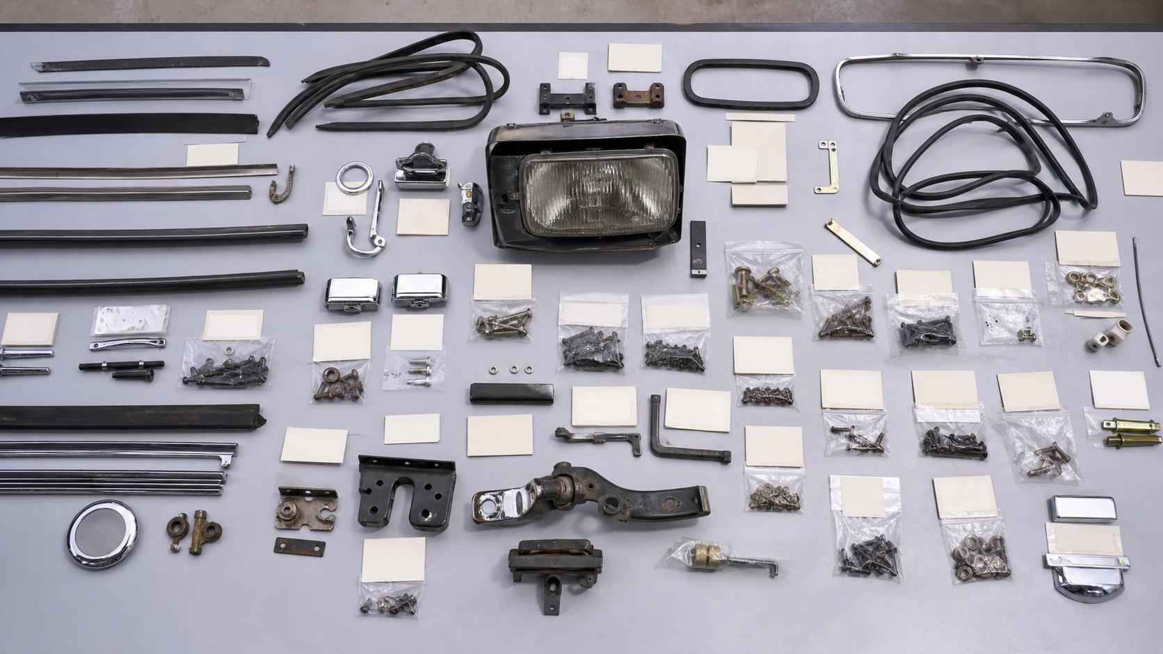 Inventaire organisé de pièces démontées pour la restauration d'une Porsche 928
