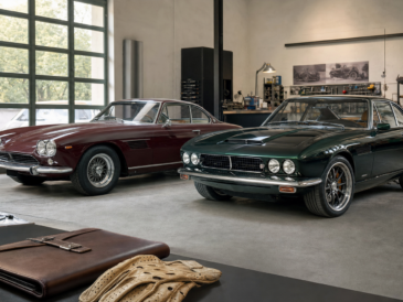 Coupé classique d’origine et restomod comparés dans un atelier automobile spécialisé