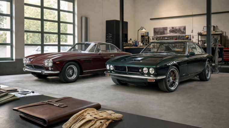 Coupé classique d’origine et restomod comparés dans un atelier automobile spécialisé