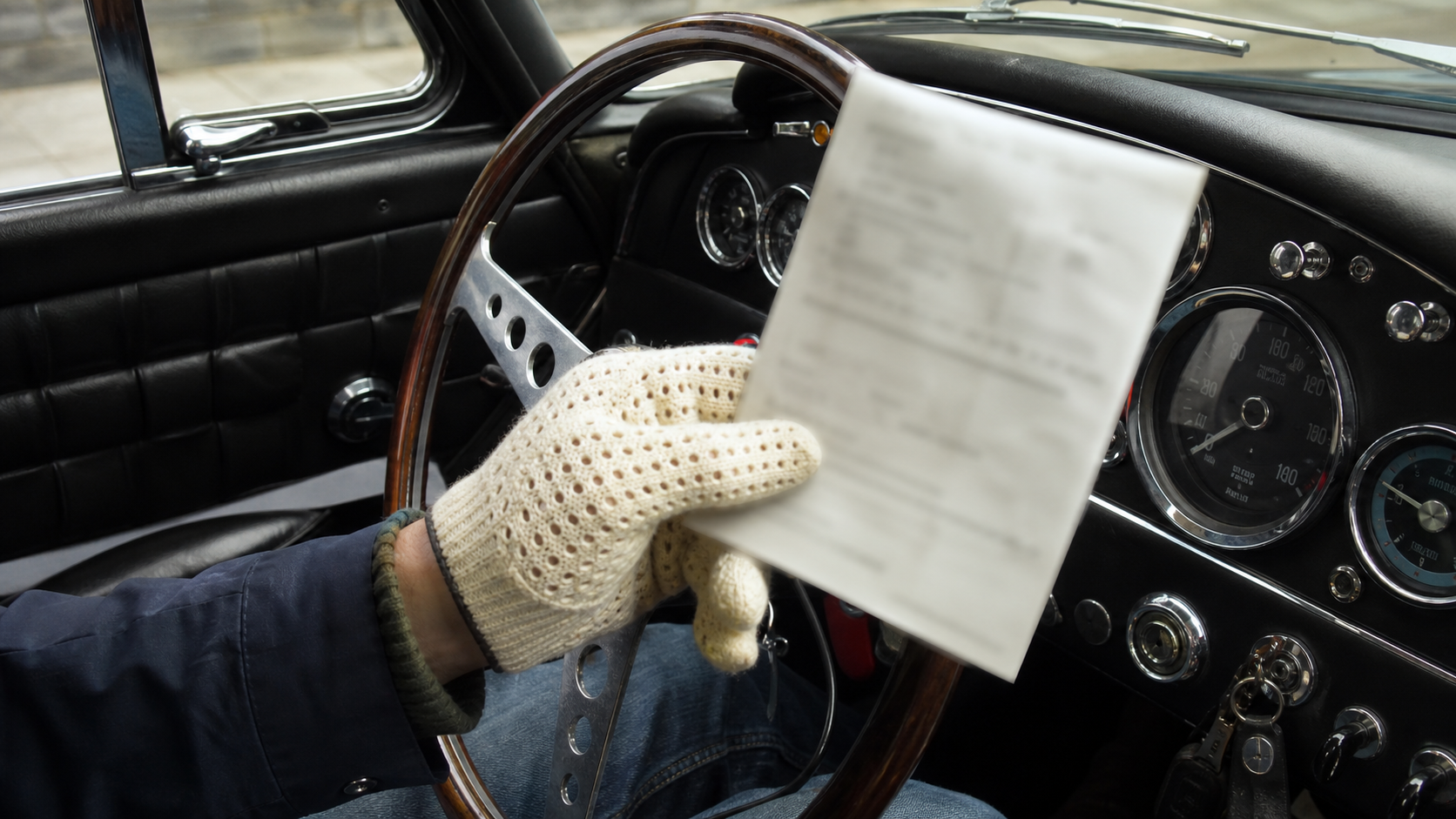 Contrôle d'un certificat d'immatriculation dans l'habitacle d'une voiture ancienne