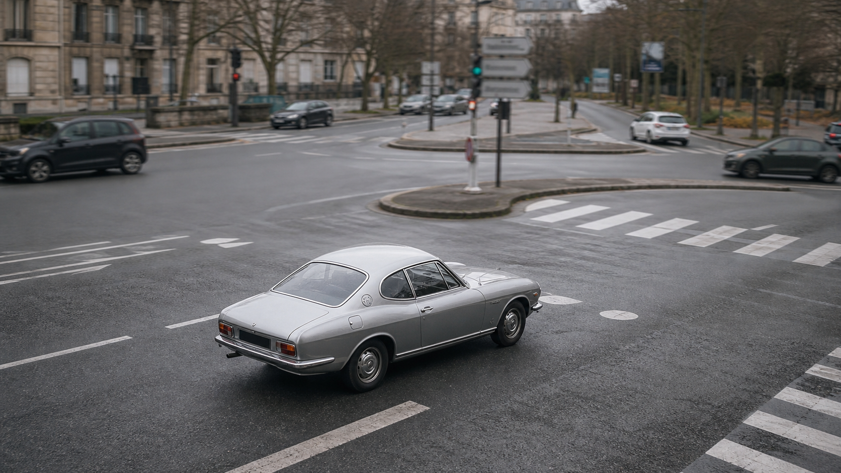 Voiture classique à un carrefour urbain lors de la préparation d'un itinéraire