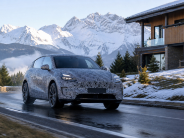 Coupé italien de collection sans logo dans une cour en pierre au coucher du soleil