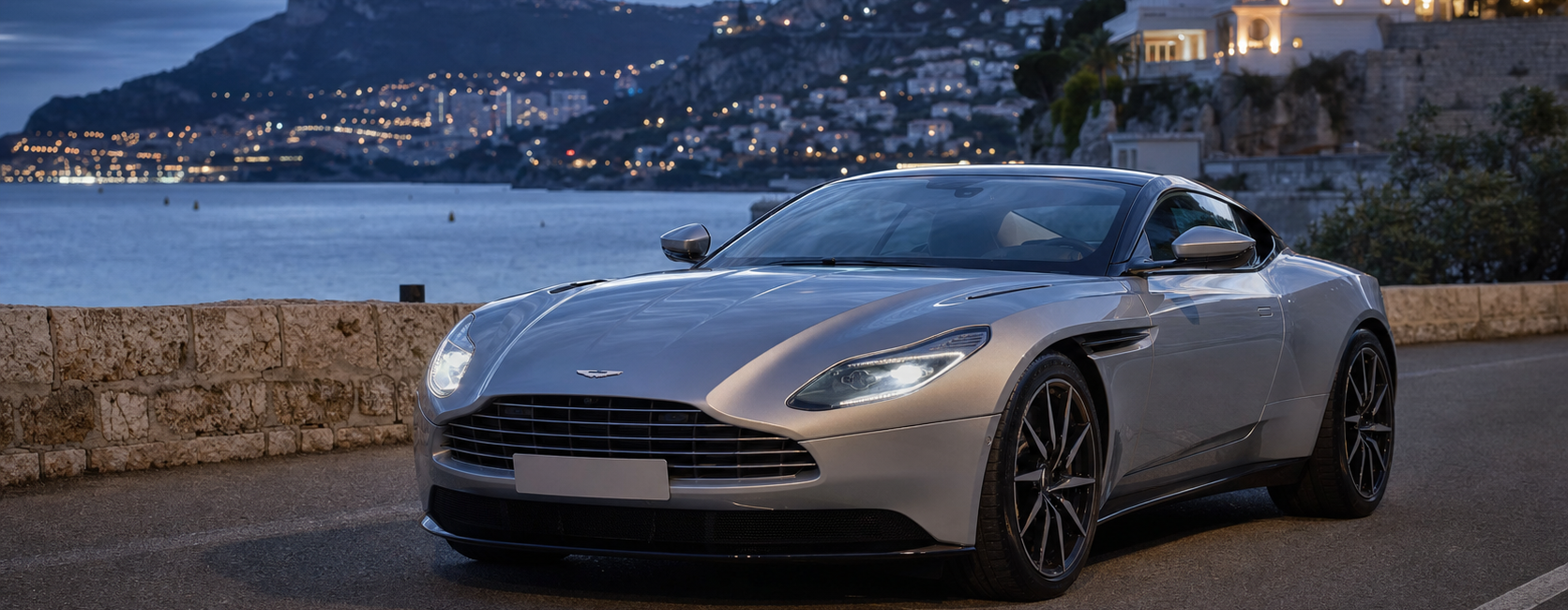 Aston Martin DB11 de grand tourisme sur une route côtière française au crépuscule