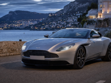 Aston Martin DB11 de grand tourisme sur une route côtière française au crépuscule