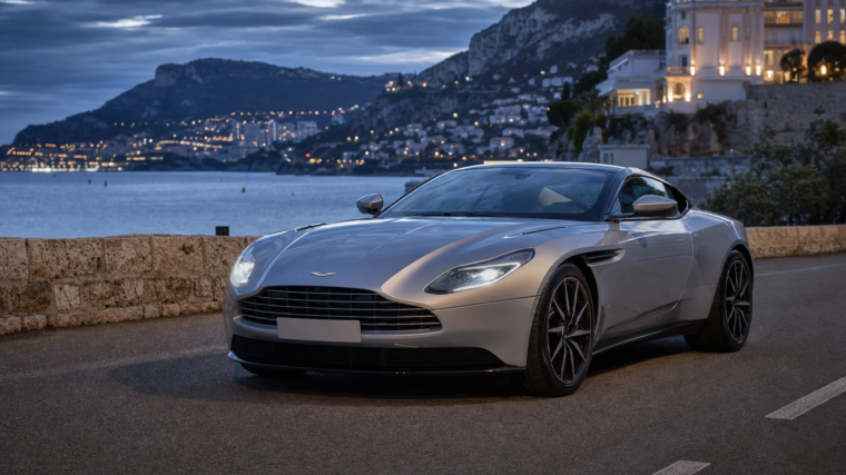 Aston Martin DB11 de grand tourisme sur une route côtière française au crépuscule