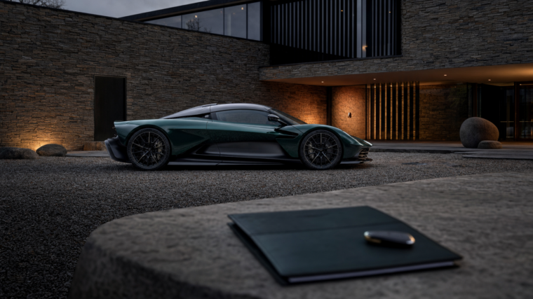 Aston Martin Valhalla verte devant une architecture contemporaine avec dossier de livraison au premier plan