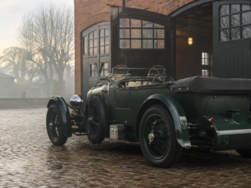 Bentley Speed Six Continuation verte dans une cour britannique pavée après la pluie
