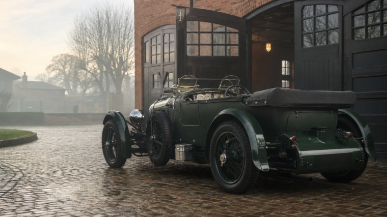 Bentley Speed Six Continuation verte dans une cour britannique pavée après la pluie